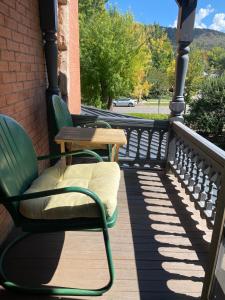 een paar stoelen en een tafel op een veranda bij Gable House Bed and Breakfast Inn in Durango