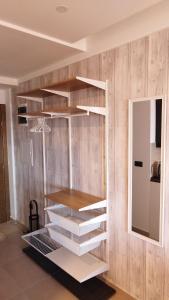 een boekenplank in een kamer met een spiegel bij Apartman Laura Milmari Resort in Kopaonik