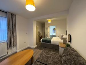 pokój hotelowy z łóżkiem i kanapą w obiekcie Belsay 4 bedroom bungalow with loft conversion w mieście Horden