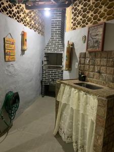 una cocina con fregadero y estufa en Meu Refúgio ARRAIAL DO CABO, en Arraial do Cabo