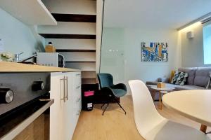 cocina y sala de estar con mesa y sillas en Typical Quarter Nest, en Oporto
