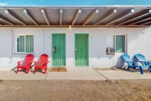 vier rote und blaue Stühle vor einem Gebäude in der Unterkunft A Place on Palm - Unit 5 in Phoenix