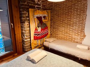 マドリードにあるGran Vía apartamentos de temporadaのベッド2台が備わる客室で、壁には壁画があります。