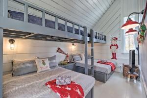 Ένα ή περισσότερα κρεβάτια σε δωμάτιο στο The Chalet on Sinclair with Private Dock and Kayaks!