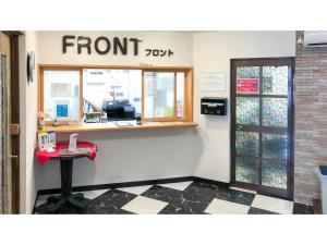 une réception d'un magasin avec un tabouret rouge dans l'établissement Sunset Hills Inn Naha - Vacation STAY 77494v, à Naha