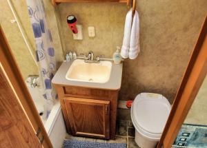 ein kleines Bad mit einem Waschbecken und einem WC in der Unterkunft Alaia Surf Lodge in San José del Cabo