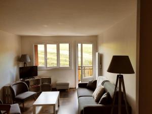 Televízia a/alebo spoločenská miestnosť v ubytovaní Appartement rénové 2 ch au calme, à côté du Luge Park - FR-1-689-110