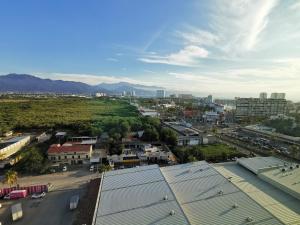 una vista aerea di una città con edifici di Holiday Inn & Suites - Puerto Vallarta Marina & Golf, an IHG Hotel a Puerto Vallarta