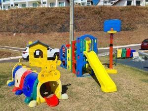 um parque infantil com um equipamento de brincar colorido em Apartamento Mirante de Escarpas 1703 em Capitólio