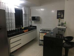 Кухня или мини-кухня в Apartamento Mirante de Escarpas 1703
