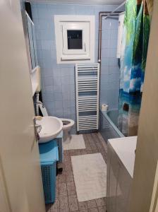 een badkamer met een wastafel, een toilet en een bad bij Apartmani Šarac - Pale in Pale