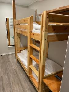 Cette chambre dispose de lits superposés et de 2 lits superposés. dans l'établissement Hostel-Centrum, à Hambourg