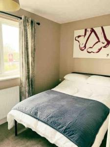a bedroom with a bed and a window at Mews house 5 minutes walk from the sea in Cleethorpes