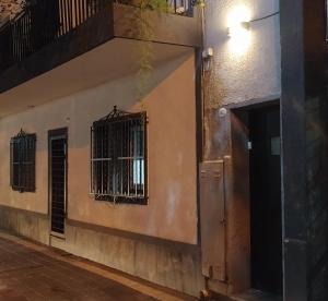 un edificio con una ventana con barrotes. en Departamento El Pasaje 1412 en San Miguel de Tucumán