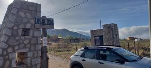 un coche estacionado al lado de un cartel que lee lesotho en Al Paraíso en Tafí del Valle
