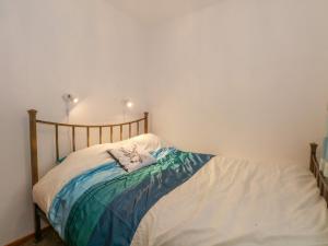 1 dormitorio con 1 cama con marco de madera en Burnt Oak Stables en Mold