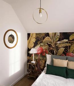 una camera da letto con un murale di piante di Gallery Apartment Bielefeld a Bielefeld