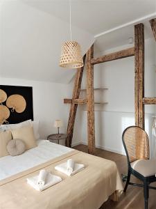 - une chambre avec un lit et 2 serviettes dans l'établissement Gallery Apartment Bielefeld, à Bielefeld