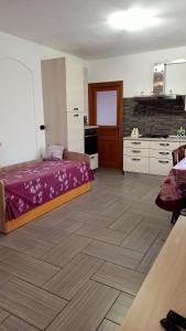 une grande chambre avec un lit et une cuisine dans l'établissement da Sara, à Meana di Susa