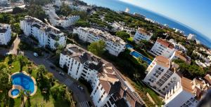 una vista aérea de una ciudad con edificios y el océano en Gran Calahonda Beach near Marbella, en Málaga