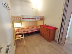 a small bedroom with a bunk bed and a dresser at Les 3 renards, T2 bis, parking, centre Luchon, casier à skis, 4 personnes in Luchon