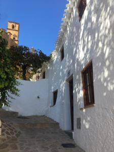 モンテフリオにあるLas casillas de la Villa: TANGOの白壁と通りの白い建物