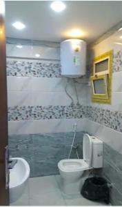 y baño con aseo y lavamanos. en شقق فاخرة في المهندسين بالقاهره بكافة الخدمات, en El Cairo