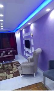 sala de estar con sofá y silla en شقق فاخرة في المهندسين بالقاهره بكافة الخدمات, en El Cairo