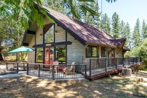 a small house with a large porch and a patio at Rustic Modern Cabina De Alba in Groveland