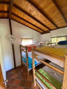 Habitación con 2 literas en una habitación en Cabaña Alcaravanes., en San Vicente de Chucurí