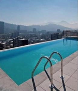 สระว่ายน้ำที่อยู่ใกล้ ๆ หรือใน Dpto 2 habitaciones en Providencia