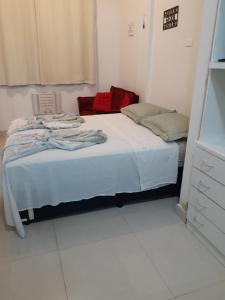 ein kleines Schlafzimmer mit einem Bett und einem weißen Boden in der Unterkunft Apartamento Temporada Dalva Copacabana in Rio de Janeiro