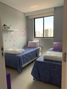 um quarto com duas camas e uma janela em Apartamento com estilo e conforto no Recife