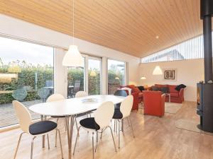 6 person holiday home in Bogense في بوجنسي: غرفة معيشة مع طاولة وكراسي بيضاء