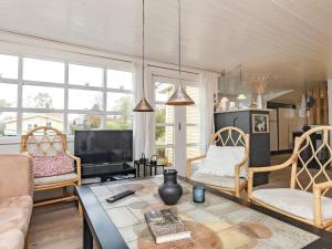 een woonkamer met 2 stoelen en een tafel bij Holiday home Haarby IV in Brunshuse