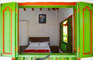 ein Schlafzimmer mit einem Bett in einem Spielzeughaus in der Unterkunft CASA GEMMA in Guaduas