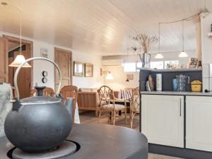Brunshuse的住宿－Holiday home Haarby IV，厨房以及带餐桌锅的用餐室