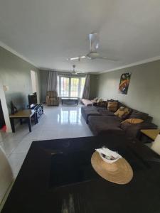 Χώρος καθιστικού στο Townhouse by The Bay, Little Bay Country Club ,Negril