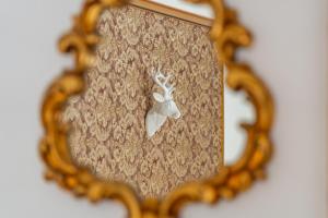 einen Spiegel mit einem Bild eines Hirsches darin in der Unterkunft Villa Daringer in Mayrhofen