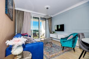 Televízia a/alebo spoločenská miestnosť v ubytovaní DiVine Luxury Apartment Blue