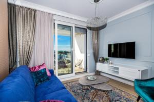 Televízia a/alebo spoločenská miestnosť v ubytovaní DiVine Luxury Apartment Blue