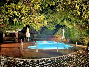 una piscina en medio de un patio en Villa Melina with pool by the sea, en Palaia Epidavros