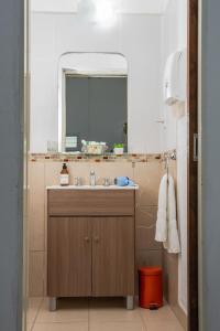 a bathroom with a sink and a mirror at Departamento Familiar muy amplio in Concepción del Uruguay