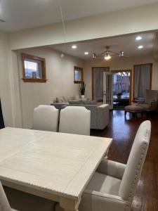 uma sala de estar com uma mesa branca e cadeiras em Relaxing Entire Roseland Neighborhood Apartment Unit em Chicago