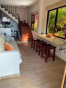 uma sala de estar com uma mesa e um sofá em Casa Mia at Villa Camino Alto Turbaco near Cartagena em Turbaco