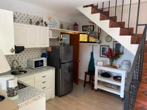 uma cozinha com um frigorífico de aço inoxidável e escadas em Casa Mia at Villa Camino Alto Turbaco near Cartagena em Turbaco