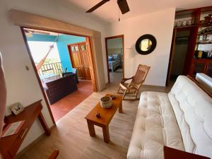 uma sala de estar com um sofá branco e uma mesa em Casa Mia at Villa Camino Alto Turbaco near Cartagena em Turbaco