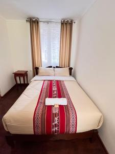 een groot bed in een kamer met bij Casa Hospedaje VA in Lima