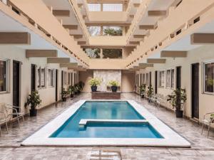 Bazén v ubytování Hotel Puerto Inn nebo v jeho okolí