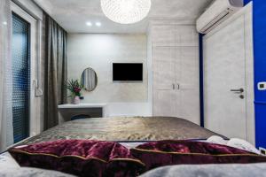 Posteľ alebo postele v izbe v ubytovaní DiVine Luxury Apartment Blue